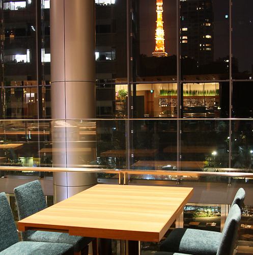 <p>１番人気のお席は東京タワーが正面に見える夜景テラス席。テラスと言っても室内なので天候や気温に左右される事なくゆったりとお過ごし下さい。人気のお席ゆえ予約することををおすすめ致します。</p>