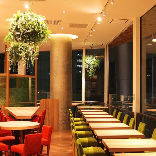 <p>An open space with a sense of openness.The stylish interior boasts a contrast of red and green.It is also attractive that you can see the bar counter.We also accept banquets in the open space, so please feel free to contact us.</p>