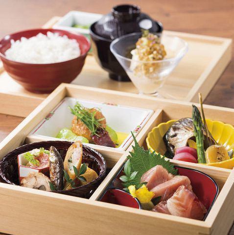 ランチでは彩り豊かな御膳や海鮮丼をお楽しみいただけます!