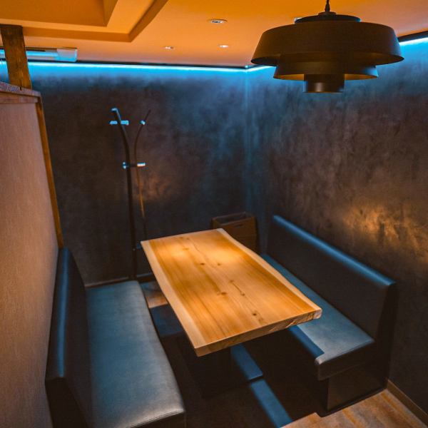 ゆったりとしたソファー席のテーブルは6名様までご利用いただけます。女子会やデートにもオススメのお店です♪ご希望の方はお気軽にお電話にてお問い合わせくださいませ。