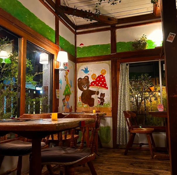 ハティフナットの店内は、壁一面に描かれたかわいいイラストに囲まれ、まるで絵本の世界に迷い込んだよう。席ごとに異なるデザインで訪れるたび新しい発見があり、何度でも楽しめます。木の温もりと遊び心ある空間は女子会・デート・誕生日会・貸切パーティーにも最適。童心にかえれる特別な時間をぜひ体感してください。
