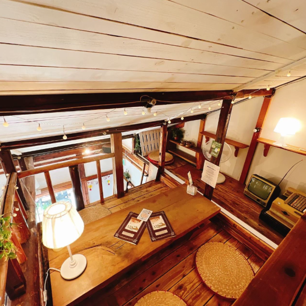 屋根裏部屋は、秘密基地のような雰囲気を楽しめる特別席。木のぬくもりと可愛らしい装飾が広がる空間で、ゆったりとした時間をお過ごしいただけます。女子会やデート、誕生日や記念日にもぴったりで、大人気のため早めのご予約が必須！特別な日には可愛くて美味しいホールケーキもご用意可能です！