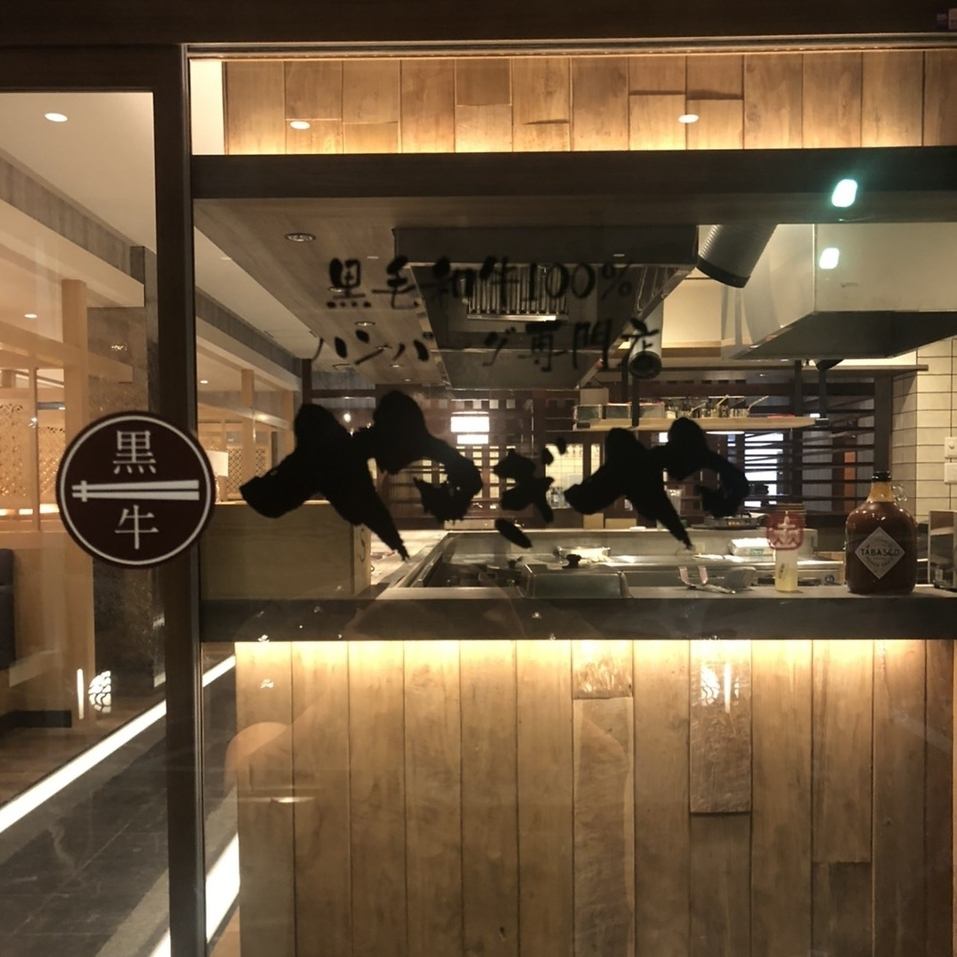 店内は木を基調とした落ち着いたモダンな空間です◎