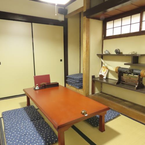 <p>当店の2階には座敷席をご用意しており、4名用テーブルが3卓、6名用テーブルが1卓ございます。広々とした空間で、くつろぎながらワイワイ楽しむことができます。友人や家族との集まり、宴会やパーティーにも最適です。和の雰囲気の中で、心ゆくまでお食事やお酒をお楽しみください。大人数でも安心してご利用いただけます！</p>