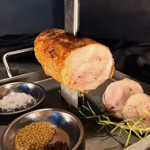 用冈山县森林农场的鸡肉制作的烤肉。