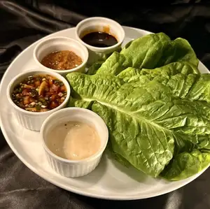 一套5片生菜叶和2种酱料