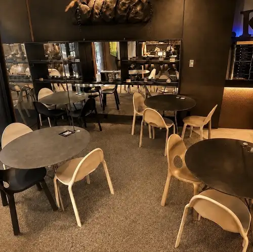 【1～3名様席】《デートやご友人との飲み会に》3名様用テーブル席を4席完備。仲の良いご友人や恋人、会社の同僚とお気軽にお越しください♪事前のご予約はコースorクーポンページからどうぞ。
