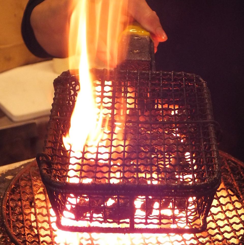 用炭火煮，当地流行的鸡肉aburi-yaki作为熏香的配菜♪