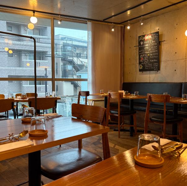広々とした店内は、モダンと温もりが融合した洗練空間。打ちっぱなしの壁と木製家具が上品に調和し、リラックスしながら本格イタリアンを堪能できます。女子会や家族の集まりにも最適な、何度も訪れたくなる雰囲気が魅力です。