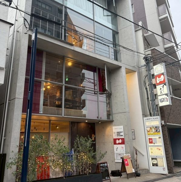 コンクリート打ちっぱなしのスタイリッシュな建物に、温かな照明と手書き看板が迎えるアプローチ。階段を上がると、喧騒から離れた隠れ家のような本格イタリアンが。カジュアルながら特別感のある、まさに大人のための穴場スポットです。