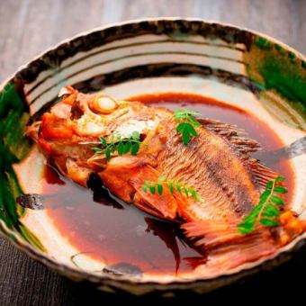 The "3,500 yen (tax included) course of fresh fish delivered directly from the source and charcoal grilled dishes" features a wide variety of seasonal delicacies.