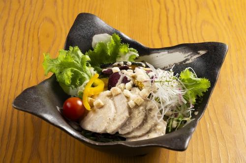 Caesar salad with steamed chicken and vegetable chips