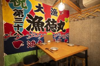 4名様掛けのテーブル席をご用意しております！仕事仲間とのお集まりの場に是非ご利用ください。
