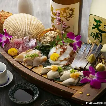 “新鲜送达的鱼类和炭烤菜肴套餐（含税 6,500 日元）”采用当天送达的极其新鲜的食材。
