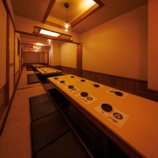 会社宴会や同窓会など、大人数の宴会にピッタリ！柔らかな照明の灯りとナチュラルな雰囲気に包まれて、ついつい時間を忘れて語り合える、そんなくつろぎながら楽しめる空間を貸切って贅沢なひとときを！