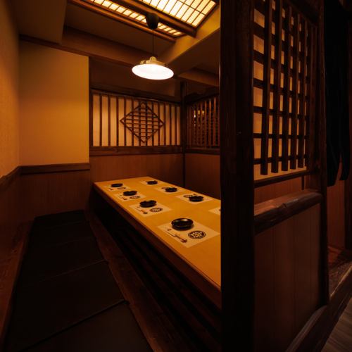 どこか懐かしくて落ち着ける雰囲気の掘りごたつ半個室！天井の障子風の照明が優しく照らし、居心地の良さもバッチリ！足元ゆったりで長時間の滞在もストレスフリー！宴会やグループ飲み会にも最適です！