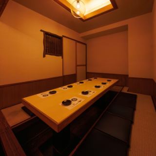 畳と座布団が心地よい上品な掘りごたつ半個室！足元はゆったり掘りごたつスタイルなので、長時間でもストレスフリー！会社の宴会や親しい仲間との飲み会にピッタリ！シンプルながらも上品な空間です！