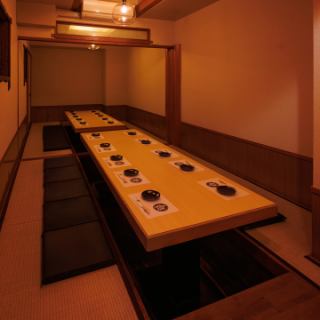 会社の宴会や歓送迎会にピッタリの掘りごたつ半個室！木の温もりと和モダンのすっきりとしたデザインが居心地の良さを引き立てます！みんなで顔を合わせてゆっくり語らえる、特別な時間にピッタリです！