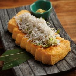 釜揚げしらすと薬味の栃尾揚げ