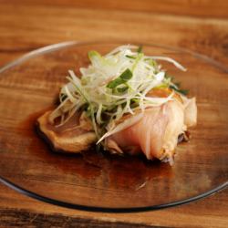 炙り鶏刺しの薬味和え