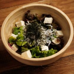 釜揚げしらすとお豆腐のサラダ