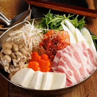 旨辛豚キムチ鍋コース｜豚キムチ鍋と炉端焼きを楽しむ＜全7品＞生付き2H飲放題【3899円】