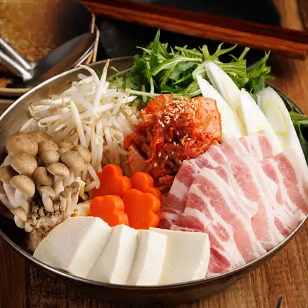 旨辛豚キムチ鍋コース｜豚キムチ鍋と炉端焼きを楽しむ＜全7品＞生付き2H飲放題【3899円】