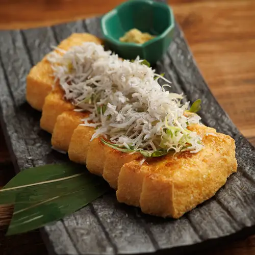 Deep-fried tofu with boiled whitebait and condiments