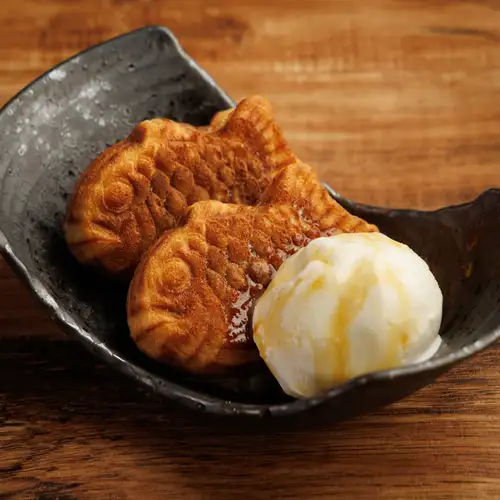 Custard-filled taiyaki and vanilla ice cream