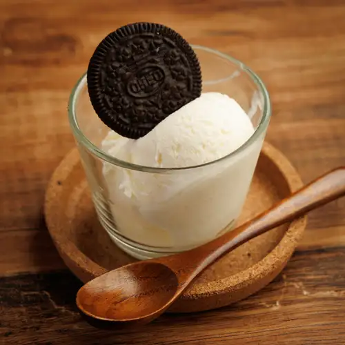Mixed ice cream with Oreos