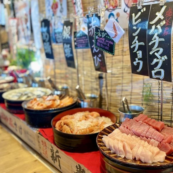 【お刺身食べ放題のラインナップが凄い！】松島海岸駅から徒歩約1分という好立地の松島離宮の2Fに松島湾を一望しながら新鮮な鮮魚を味わえる「海の食べ放題　松島おさしみ水族館」では、約30種の食材が並ぶ、まさに「おさしみ水族館」！