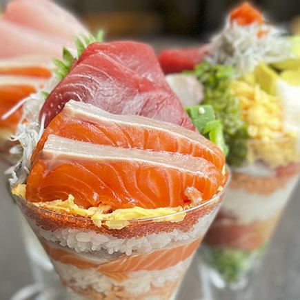 皆んなで寿司パフェ作り