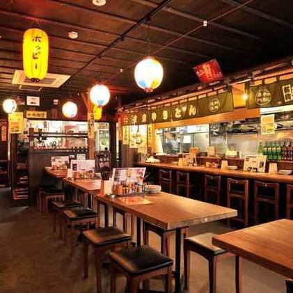 [The interior of the store has a retro atmosphere] The interior of the store is like an old-fashioned popular izakaya! It has a warm and cozy atmosphere, so even first-time customers should feel free to visit us.