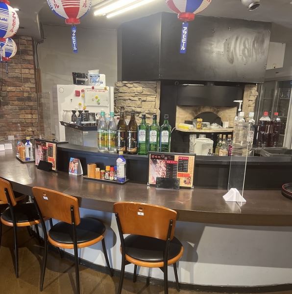【レトロな雰囲気漂う店内】店内は昔ながらの大衆居酒屋のような空間になっております！温かみを感じるアットホームな雰囲気なので初めてのお客様も気兼ねなくご来店くださいませ◎