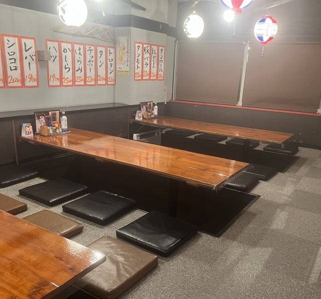 【掘りごたつ席もございます】店内にはカウンター席が８席と４名様・６名様のテーブル、さらに４名様・６名様・８名様の掘りごたつ席がございます！おひとり様から団体様まで皆様大歓迎です♪掘りごたつ席は宴会にもぴったり！自慢の串や鍋で美味しく楽しい時間をお過ごしくださいませ。