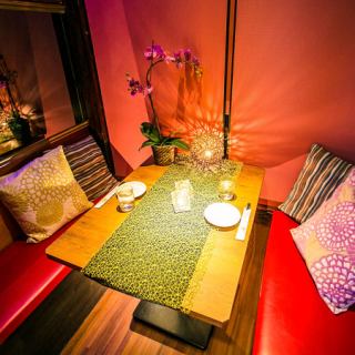 デートにもってこいのカップルシート♪落ち着いた優雅なお時間を提供出来る当店のカップルシート個室も大人気のお部屋です♪勿論扉付きの完全個室なので、二人だけの大切なお時間を邪魔しません！川越でのデートに、大切な記念日等にオススメです◎