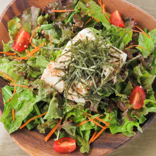 香ばしいゴマドレッシングの豆腐サラダ