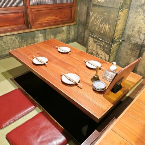 It is a completely private room with a tatami room for up to 5 people.