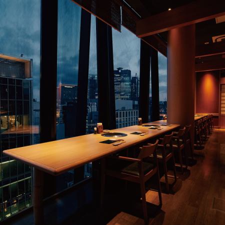[Counter seat where you can enjoy your meal while looking at the night view of Ginza] A spacious and comfortable seat.Even one person can enjoy a leisurely meal.*No smoking/There is a smoking area inside Tokyu Plaza (immediately from the store exit).Please use that.