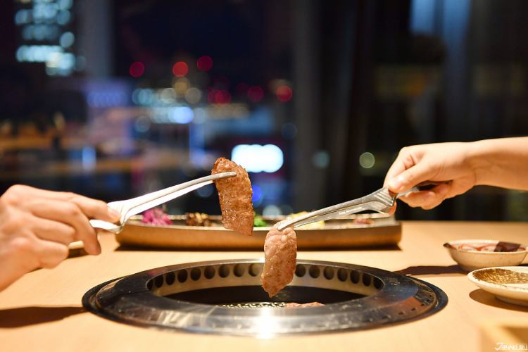 「花套餐」肉壽司生魚片、黑毛和牛、尾崎牛拼盤，還有著名的壽喜燒，豪華套餐<共8道菜>