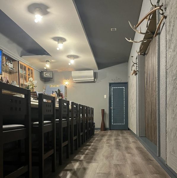 落ち着きあるタイル風の店内は”昭和館”が漂うどこか懐かしい雰囲気を醸し出し、その空間で提供される家庭料理や地酒、「今日こんなことがあってさ、、」といった会話の数々があなたの心まで温めてくれること間違いなし。