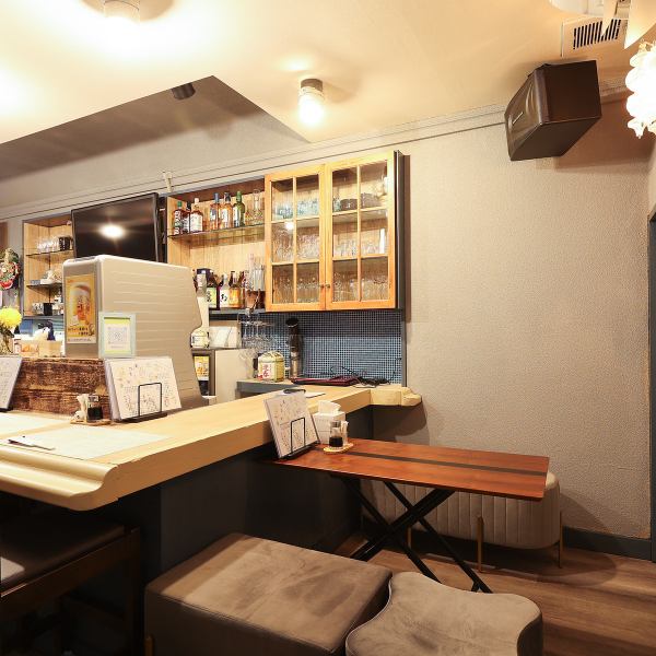 ”今日はゆっくり呑みたい”そんな日にぴったりな”ソファー席”は同じ人と同じお料理と同じお酒でもカウンター席とはまた違う空間と心地よさをお愉しみいただけます。