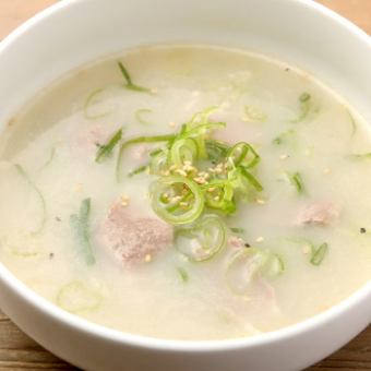 コムタンスープ(牛白湯)659円(税込)