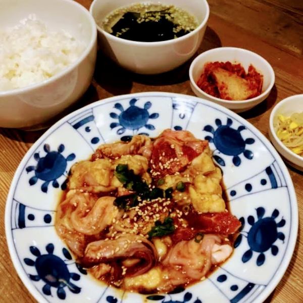 ＜名物＞自家製のたれが決め手！　バラエティー豊かな味や食感を堪能できる『ホルモン盛り合わせ』