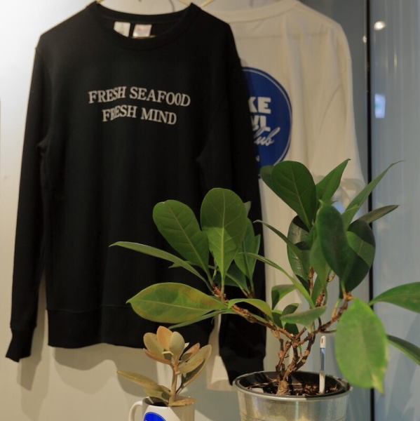 【オリジナルグッズを多数展開】POKE BOWL CLUBのロゴや、コンセプトである「FRESH SEAFOOD, FRESH MIND」のメッセージがデザインされたグッズも◎ハワイのお土産屋さんにありそうな、「シンプルながらも洗練されたデザイン」にこだわって制作されています。店頭でも販売しておりますので、ぜひご覧になってくださいませ。