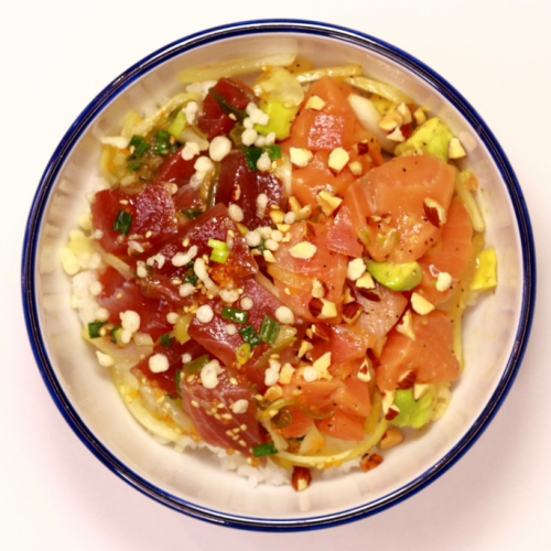 招牌菜是美味的 Poke Bowl，重現了正宗的味道。