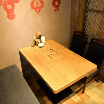 仕切りを設けた4名テーブルが並ぶ半個室空間。