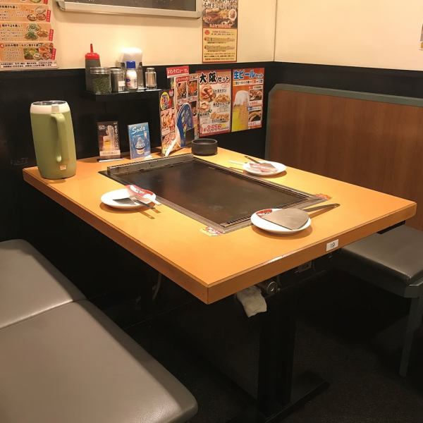 目の前の大きな鉄板で焼いてくれる☆ソースが鉄板にこぼれた時のあの『ジュワ～っ！』が食欲をそそります！