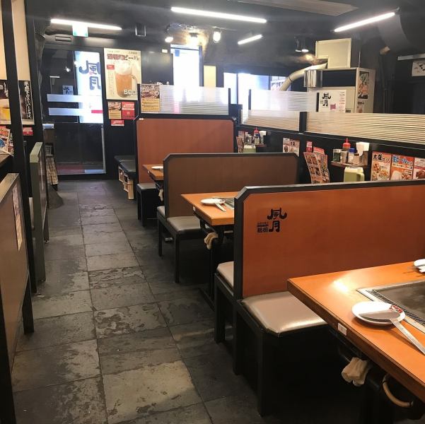 テーブル毎に仕切りで区切っているのでプライベート空間でご飲食をお楽しみいただけます。
