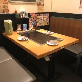 広々としたテーブル席